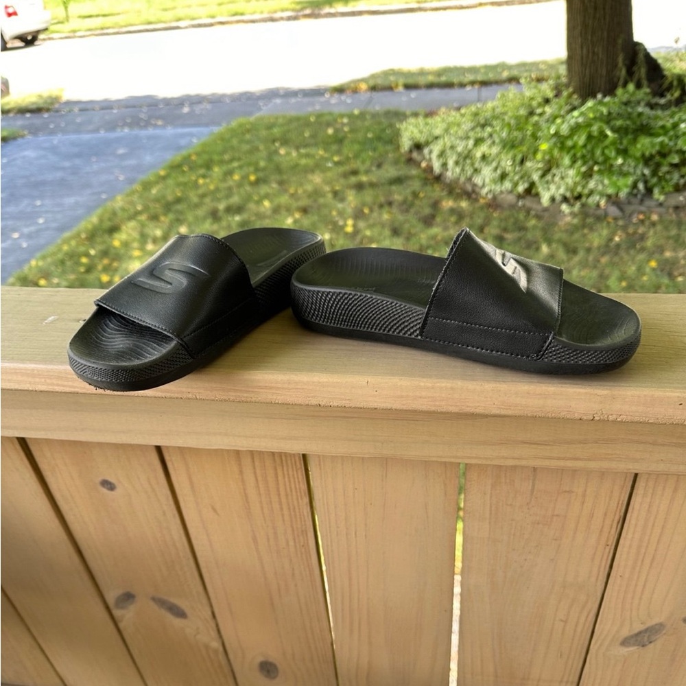 LAST CALL
Skechers Black Hyperburst Recovery Slide with leather uppers